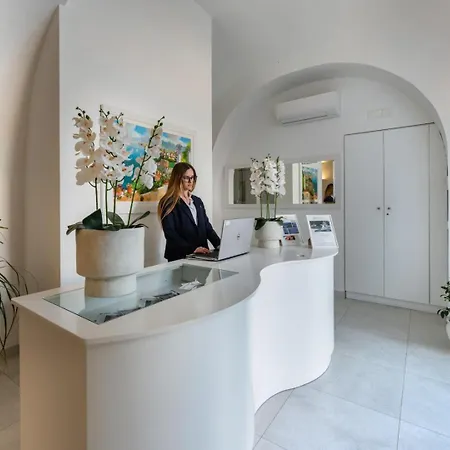 Emanuel White בית הארחה 3*