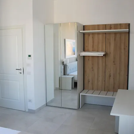 Emanuel White בית הארחה סורנטו